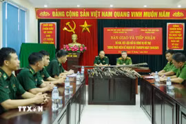 Quang cảnh buổi bàn giao 39 khẩu súng các loại giữa các đơn vị. (Ảnh: TTXVN phát)