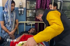 Bệnh nhân nhập viện do sử dụng nguồn nước ô nhiễm tại bang Madhya Pradesh, Ấn Độ ngày 31/12/2025. (Ảnh: ANI/TTXVN)