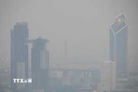 Khói mù ô nhiễm bao phủ Bangkok, Thái Lan. (Ảnh: THX/TTXVN)