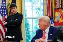 Tổng thống Mỹ Donald Trump (phải) và tỷ phú Elon Musk tại Nhà Trắng ngày 30/5/2025. (Ảnh: Reuters/TTXVN)