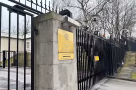 Bên ngoài Đại sứ quán Nga tại Stockholm, Thụy Điển. (Ảnh: Reuters)