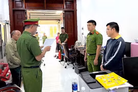Cơ quan Cảnh sát điều tra đọc lệnh khởi tố đối với Nguyễn Ngọc Thanh. (Nguồn: CQCA cung cấp)