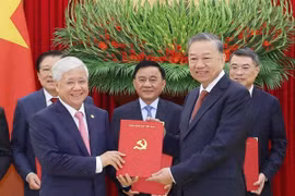 Tổng Bí thư Tô Lâm trao Quyết định của Bộ Chính trị về chức năng, nhiệm vụ của Cơ quan Trung ương Mặt trận Tổ quốc Việt Nam cho đồng chí Đỗ Văn Chiến, Ủy viên Bộ Chính trị, Bí thư Trung ương Đảng, Chủ tịch Ủy ban Trung ương Mặt trận Tổ quốc Việt Nam. (Ảnh: Thống Nhất/TTXVN)