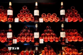 Rượu vang Pháp được bày bán tại Bommes, Tây Nam Pháp ngày 28/1/2019. (Ảnh: AFP/TTXVN)