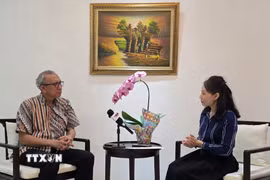 Ông Beni Sukadis, Điều phối viên cao cấp thuộc Viện Nghiên cứu Quốc phòng và Chiến lược Indonesia (Lesperssi) trả lời phỏng vấn TTXVN tại Indonesia. (Ảnh: Minh Thái/TTXVN)
