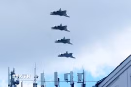 Biên đội máy bay tiêm kích thế hệ thứ 5 Sukhoi Su-57 tổng duyệt cho lễ duyệt binh kỷ niệm Chiến thắng phátxít tại Moskva. (Ảnh: Trần Hiếu/TTXVN)