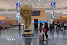 Mô hình cup vàng World Cup 2026 tại Sân bay quốc tế Benito Juárez, thủ đô Mexico City, Mexico. (Ảnh: Phi Hùng/TTXVN)