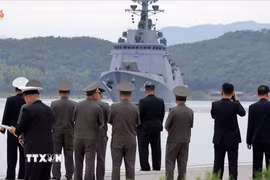 Nhà lãnh đạo Triều Tiên Kim Jong Un (thứ 4, phải) thị sát cuộc thử nghiệm tàu khu trục Kang Kon của hải quân, ngày 4/6/2026. (Ảnh: Yonhap/TTXVN)