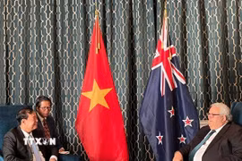Chủ tịch Quốc hội New Zealand Gerry Brownlee (bên phải) tiếp Thượng tướng Lê Tấn Tới, Chủ nhiệm Ủy ban Quốc phòng, An ninh và Đối ngoại của Quốc hội. (Ảnh: TTXVN phát)