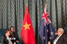 Chủ tịch Quốc hội New Zealand Gerry Brownlee (bên phải) tiếp Thượng tướng Lê Tấn Tới, Chủ nhiệm Ủy ban Quốc phòng, An ninh và Đối ngoại của Quốc hội. (Ảnh: TTXVN phát)