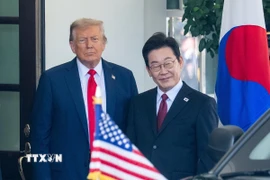 Tổng thống Mỹ Donald Trump (trái) và Tổng thống Hàn Quốc Lee Jae Myung tại cuộc gặp ở Nhà Trắng, Washington DC., Mỹ, ngày 25/8/2025. (Ảnh: THX/TTXVN)