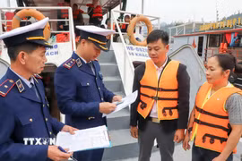 Lực lượng chức năng tăng cường kiểm tra các phương tiện giao thông đường thủy đường thủy nội địa khu vực lòng hồ sông Đà. (Ảnh: Đại Lâm/TTXVN)