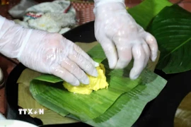 Gói bánh. (Ảnh: Việt Hùng/TTXVN)