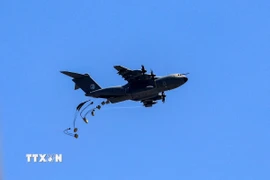 Hàng viện trợ nhân đạo được thả xuống Dải Gaza, ngày 1/8/2025. (Ảnh: THX/TTXVN)