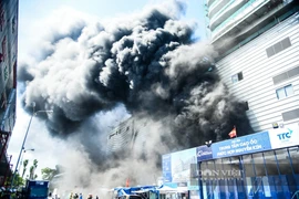 Đà Nẵng: Cháy lớn tại Trung tâm cao ốc đang xây dựng, khói đen cuồn cuộn