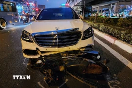 Chiếc xe Mercedes gây tai nạn. (Ảnh: TTXVN phát)