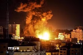 Khói lửa bốc lên sau loạt vụ không kích của Israel xuống Dải Gaza. (Ảnh: IRNA/TTXVN)