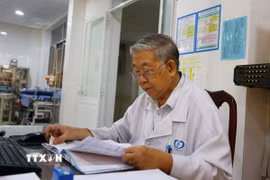 Dù đã nghỉ hưu hơn 10 năm, nhưng bác sỹ Phạm Quang Huy luôn nỗ lực tìm tòi, học hỏi thêm nhiều kỹ thuật mới trong y khoa. (Ảnh: Lê Xuân/TTXVN)