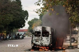 Hiện trường vụ cháy xe ôtô. (Ảnh: TTXVN phát)