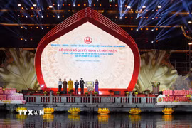 Bà Lê Thị Thu Hiền, Cục trưởng Cục Di sản văn hóa, Bộ Văn hóa Thể thao và Du lịch công bố và trao Quyết định của Thủ tướng Chính phủ quyết định xếp hạng Di tích Quốc gia đặc biệt, trao Bằng xếp hạng Di tích Quốc gia đặc biệt Quần thể Tam Chúc cho tỉnh Ninh Bình. (Ảnh: Thanh Tuấn/TTXVN)