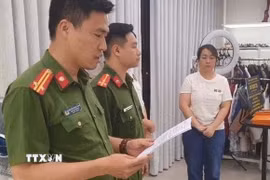 Cơ quan Công an tiến hành khám xét khẩn cấp chỗ ở và địa điểm livestream bán hàng, kho hàng của đối tượng Nguyễn Thị Thu Hường, tháng 7/2025. (Ảnh: TTXVN phát)
