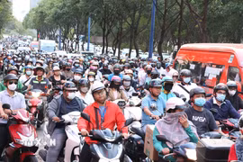 Đường Mai Chí Thọ (hướng ra vòng xoay An Phú, phường Bình Trưng) đông đúc người dân trở về quê nghỉ lễ vào chiều 29/4. (Ảnh: Hồng Đạt/TTXVN)