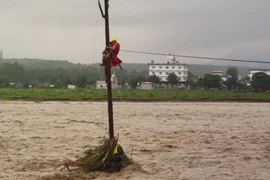 Nước lũ tàn phá nhiều nhà cửa và đường sá ở bang Uttarakhand, Ấn Độ ngày 16/9/2025. (Ảnh: ANI/TTXVN)