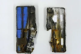 Một cục sạc dự phòng bị cháy trong một thí nghiệm tái hiện tai nạn pin lithium-ion. ((Nguồn: Kyodo)