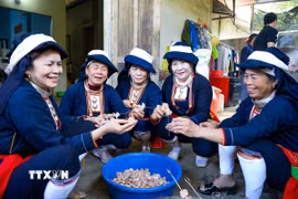 Phụ nữ Dao chuẩn bị cỗ cho Tết năm cùng. (Ảnh: Hoa Mai/TTXVN)