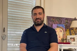 Nhà văn, nhà báo Gastón Fiorda trả lời phỏng vấn phóng viên TTXVN. (Ảnh: Diệu Hương/TTXVN)