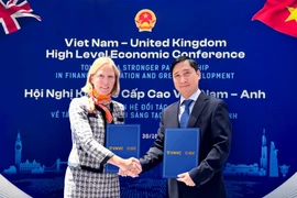 Ông Ngô Chí Dũng, Chủ tịch Hội đồng quản trị kiêm Tổng Giám đốc Công ty Vaccine Việt Nam (VNVC) và bà Kaja Natland, Phó Chủ tịch cấp cao GSK vùng châu Á-Thái Bình Dương, khu vực Quốc tế trao văn kiện nâng tầm hợp tác. (Ảnh: Hà Ngân/Vietnam+)