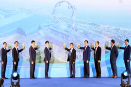 Lãnh đạo tỉnh Hà Tĩnh, VAPCO cùng các đại biểu bấm nút khánh thành. (Ảnh: Công Tường/TTXVN)