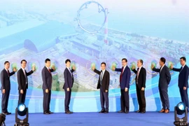 Lãnh đạo tỉnh Hà Tĩnh, VAPCO cùng các đại biểu bấm nút khánh thành. (Ảnh: Công Tường/TTXVN)