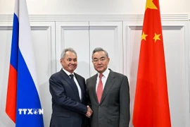 Bộ trưởng Ngoại giao Trung Quốc Vương Nghị và Thư ký Hội đồng An ninh Liên bang Nga Sergei Shoigu chủ trì vòng tham vấn an ninh chiến lược Trung-Nga lần thứ 20 ở Moskva, Nga, ngày 2/12/2025. (Ảnh: THX/TTXVN)