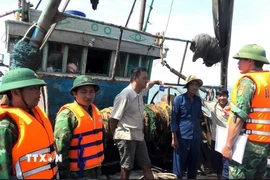 Bộ đội Biên phòng Quảng Trị tích cực tuyên truyền ngư dân thực hiện các quy định trong chống khai thác IUU. (Ảnh: Tá Chuyên/TTXVN)