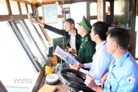 Lực lượng chức năng tỉnh Quảng Trị thường xuyên kiểm tra việc lắp đặt và hoạt động thiết bị VMS với các chủ phương tiện tàu cá. (Ảnh: Tá Chuyên/TTXVN)