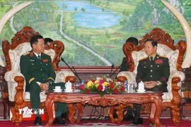 Thượng tướng Khamliang Outhakaysone (phải), Bộ trưởng Bộ Quốc phòng Lào, tiếp Thượng tướng Nguyễn Trường Thắng, Thứ trưởng Bộ Quốc phòng Việt Nam đến chào xã giao. (Ảnh: Xuân Tú/TTXVN)