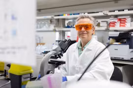 Bác sỹ Mario Ostrowski tại Bệnh viện St. Michael's, Unity Health Toronto, đồng thời là Giáo sư về miễn dịch học, y học xét nghiệm và bệnh lý học tại Khoa Y Temerty thuộc Đại học Toronto. (Nguồn: Đại học Toronto)