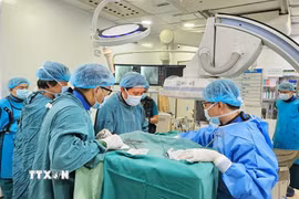 Các bác sỹ Bệnh viện thành phố Thủ Đức, Thành phố Hồ Chí Minh cấy máy phá rung tự động (ICD) vào cơ thể người bệnh. (Ảnh: TTXVN phát)