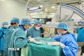 Các bác sỹ Bệnh viện thành phố Thủ Đức, Thành phố Hồ Chí Minh cấy máy phá rung tự động (ICD) vào cơ thể người bệnh. (Ảnh: TTXVN phát)