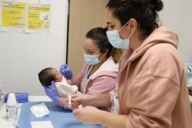 Các nữ hộ lý chăm sóc trẻ sơ sinh tại khu hộ sinh ở Ajaccio, ngày 18/1/2024. (Ảnh: AFP)