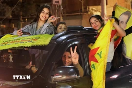 Niềm vui của người dân sau khi Khu tự trị người Kurd đạt thỏa thuận sáp nhập vào chính quyền Syria, tại Qamishli, Syria, ngày 10/3/2025. (Ảnh: Reuters/TTXVN)