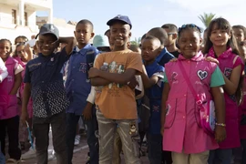 Phu nhân Thủ tướng Phạm Minh Chính thăm và tặng quà cho các em nhỏ tại Algeria