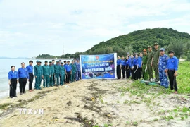 Đoàn Thanh niên Bộ Tư lệnh Vùng Cảnh sát biển 4 phối hợp với Đoàn phường Hà Tiên tổ chức vệ sinh môi trường biển. (Ảnh: TTXVN phát)