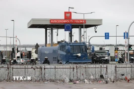 Cửa khẩu Bruzgi-Kuznica ở biên giới Ba Lan - Belarus. (Ảnh: AFP/TTXVN)