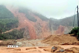 Hiện trường sạt lở đất ở xã Cẩm Trung vùi lấp một ngôi nhà và hư hỏng 3 trang trại. (Ảnh: Công Tường/TTXVN)