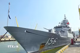 Tàu HMAS Toowoomba của Hải quân Australia cập cảng Tiên Sa thăm thành phố Đà Nẵng. (Ảnh: Trần Lê Lâm/TTXVN)