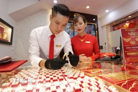 Vàng trang sức bày bán tại Công ty vàng Bảo Tín Mạnh Hải. (Ảnh: Trần Việt/TTXVN)