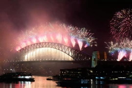 Pháo hoa rực rỡ trên cầu cảng Sydney trong lễ đón Năm mới 2026 ở Sydney. (Ảnh: AP)