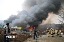 Hiện trường đám cháy tại làng Guryong, quận Gangnam, Hàn Quốc sáng 16/1/2026. (Ảnh: Yonhap/TTXVN)